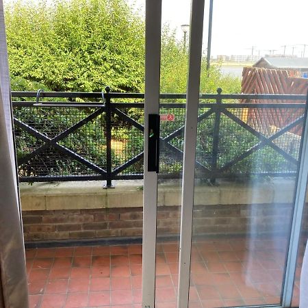 Comfortable Room With Private Balcony And Shared House London Exteriör bild
