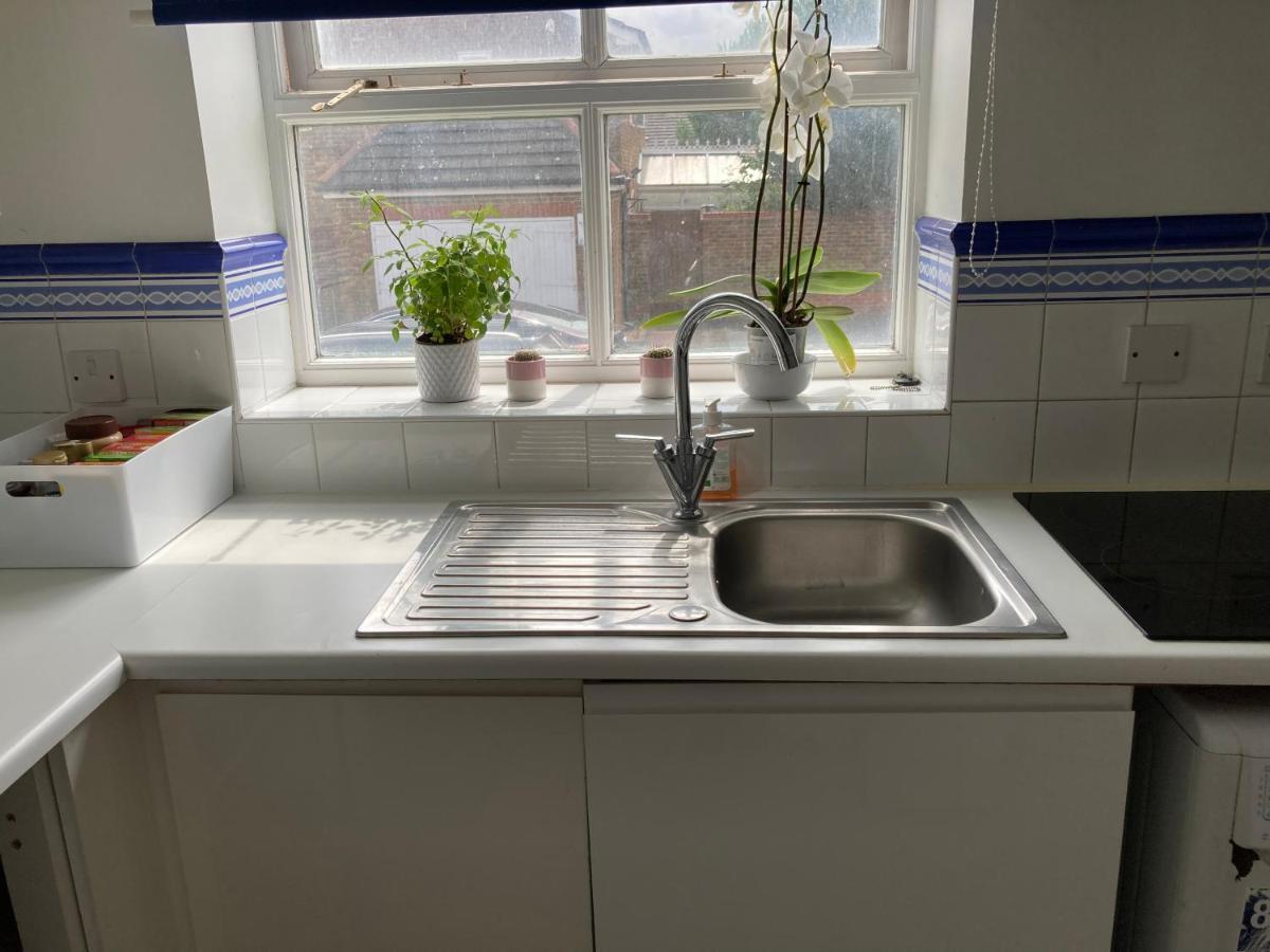 Comfortable Room With Private Balcony And Shared House London Exteriör bild