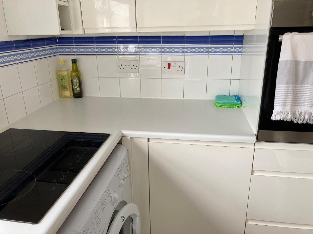 Comfortable Room With Private Balcony And Shared House London Exteriör bild