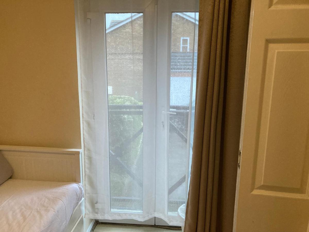 Comfortable Room With Private Balcony And Shared House London Exteriör bild