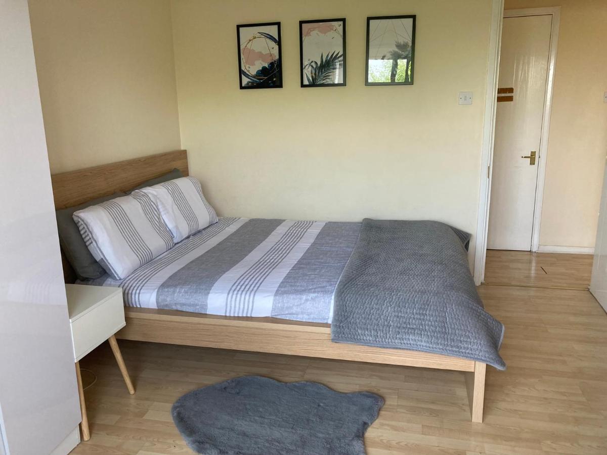 Comfortable Room With Private Balcony And Shared House London Exteriör bild