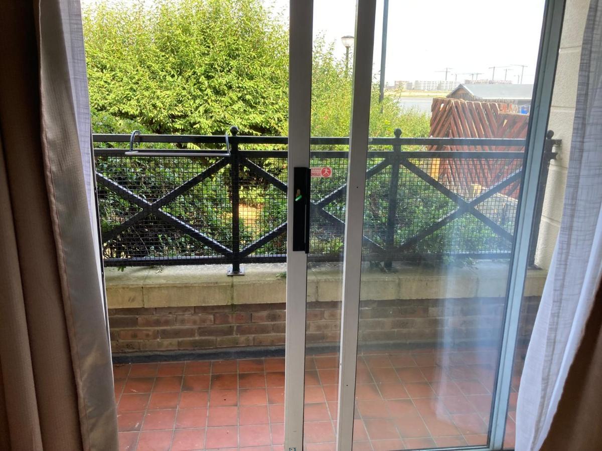 Comfortable Room With Private Balcony And Shared House London Exteriör bild