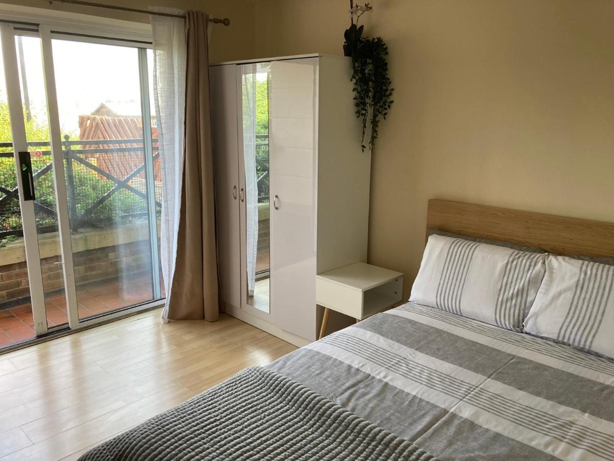 Comfortable Room With Private Balcony And Shared House London Exteriör bild