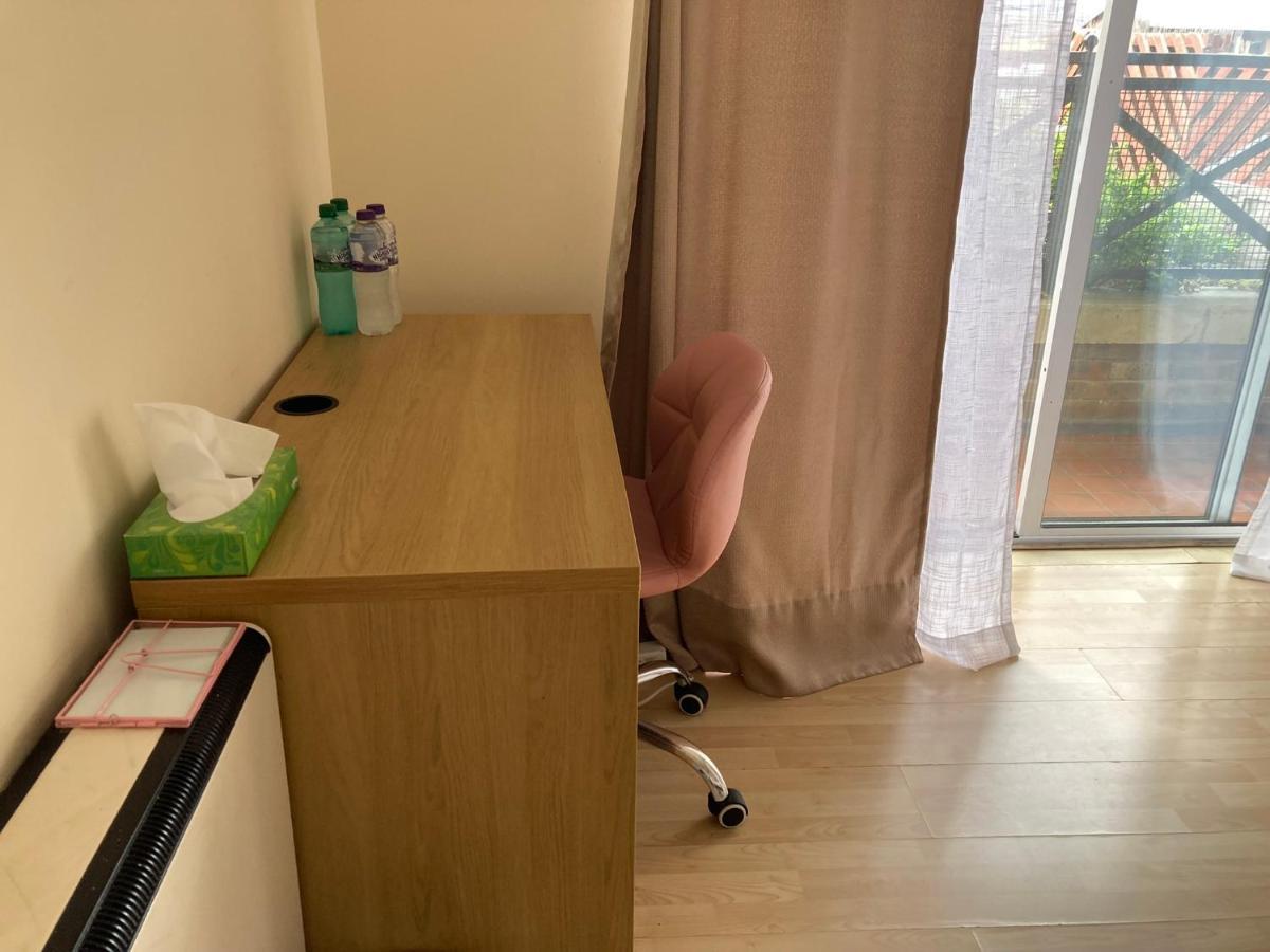 Comfortable Room With Private Balcony And Shared House London Exteriör bild