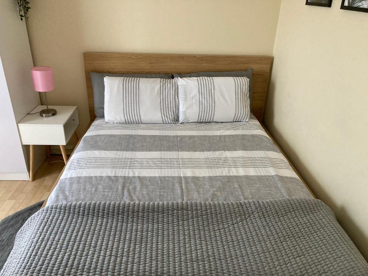 Comfortable Room With Private Balcony And Shared House London Exteriör bild